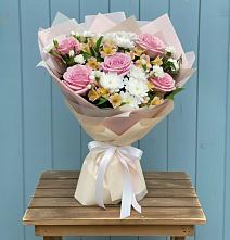Букет цветов из:  Гвоздики, Орхидеи и Розы в Погорелках