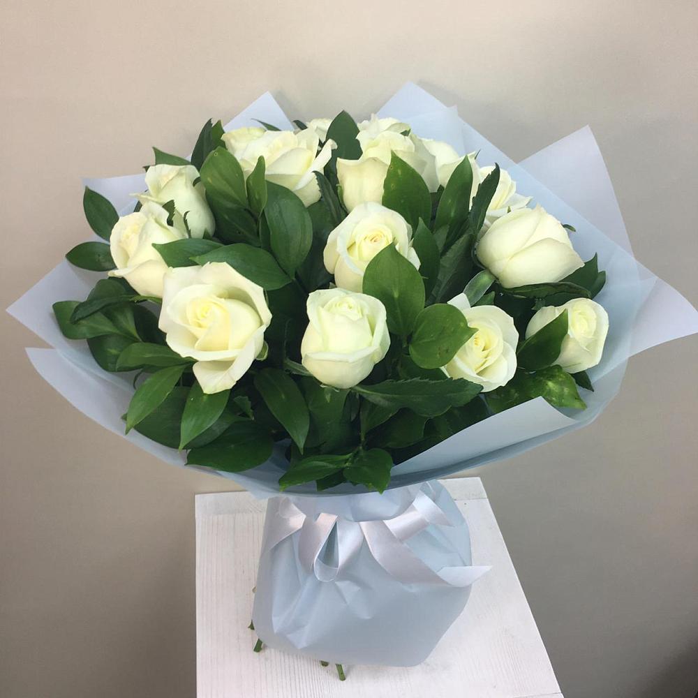 Букет 15 Белых роз Проуд в Погорелках