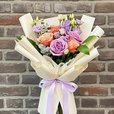 Букет цветов из:  Лизиантусы и Розы в Погорелках